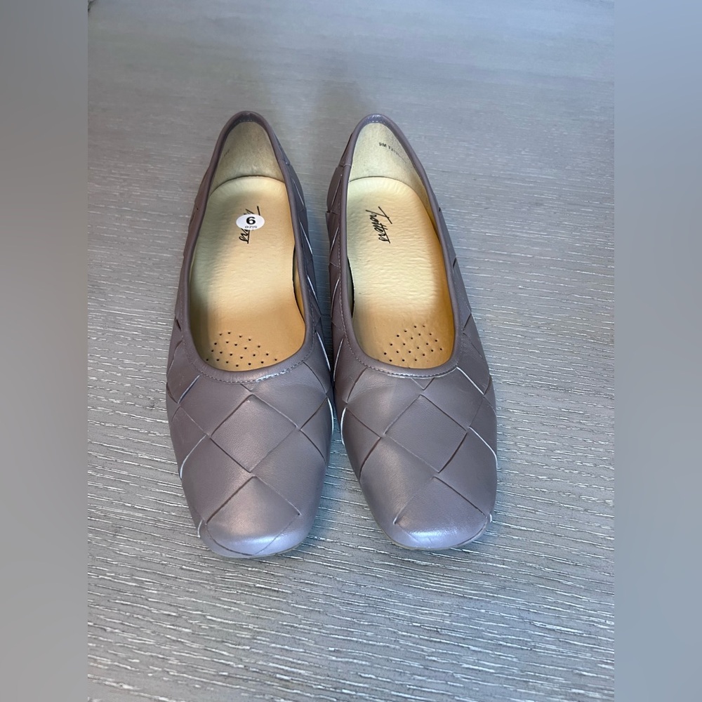 Trotters Taupe Flats for Women